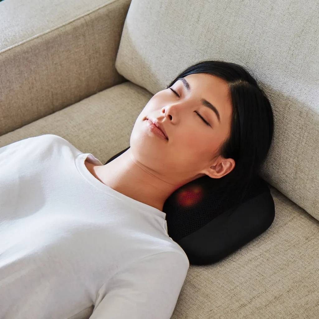 Gối massage tháo rời trên đệm massage lưng Shiatsu